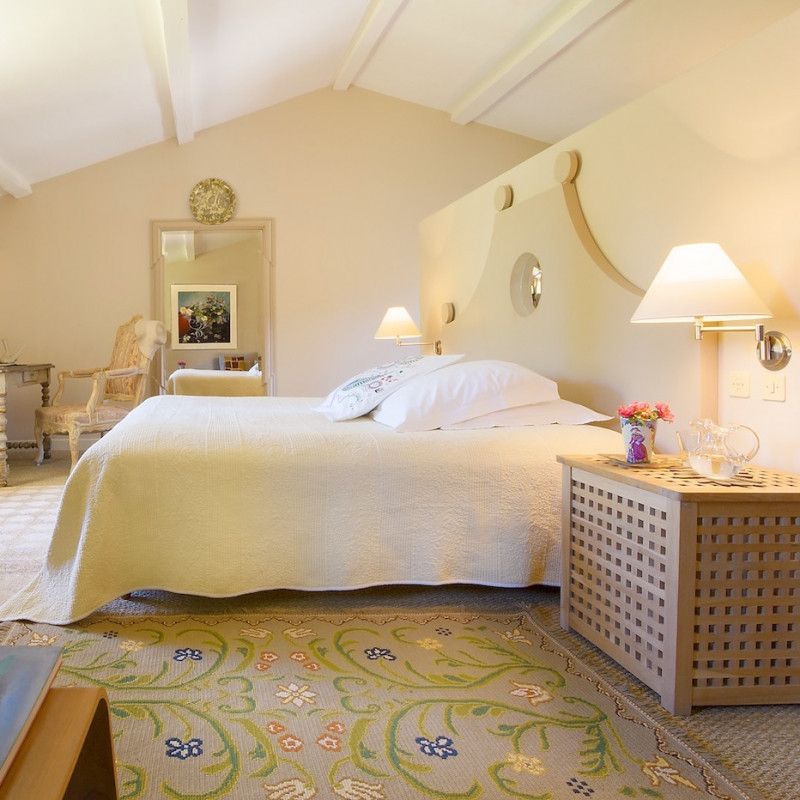 Le Pavillon de Galon - This elegant bedroom shows some of the best handcraft found in Provence